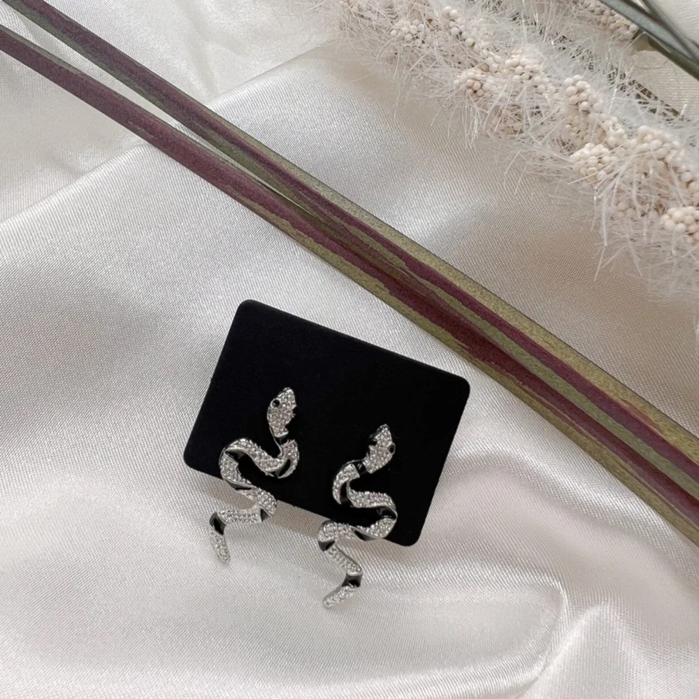 Trendy small snake earring
